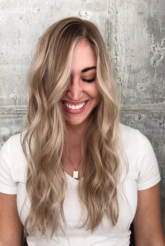Long bronde balayage waves with a money piece.